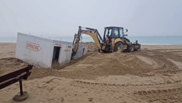 На пляже в Орловке вытащили из песка укрытия