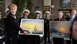 Военному госпиталю Севастополя подарили картины