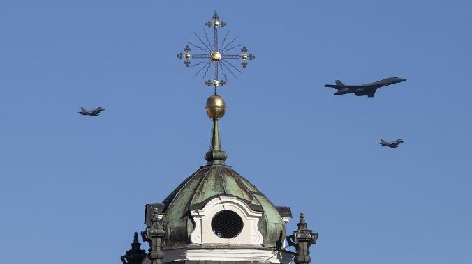 Самолёты НАТО устроили парад над Прибалтикой
