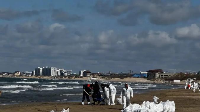 40 водолазов, усиленный контроль в море и космос: как Кубань борется с выбросом мазута