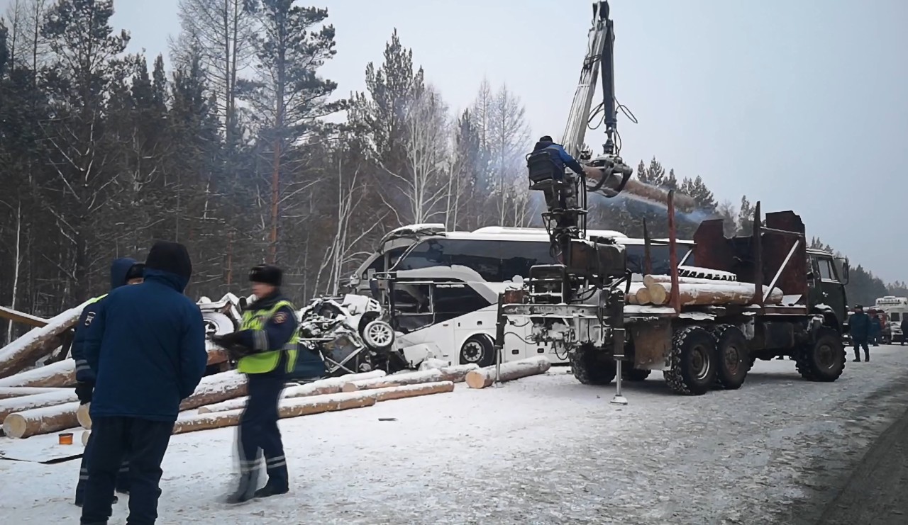 5 февраля 2021 г. ДТП В Братске под лесовоз Вилюй. Аварии лесовозов в Иркутской области.