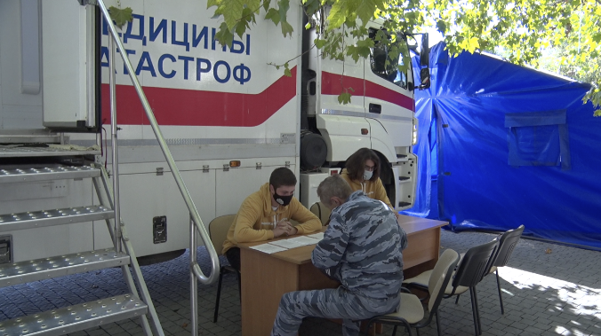 Волонтёры помогают врачам Севастополя в работе