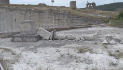 Упавший столб у Каламита – декоративная конструкция