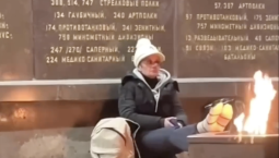 Установлена женщина, гревшая ноги у Вечного огня