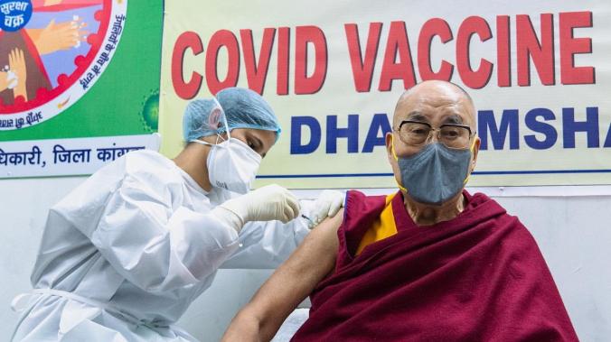Далай-лама получил первую дозу от коронавируса