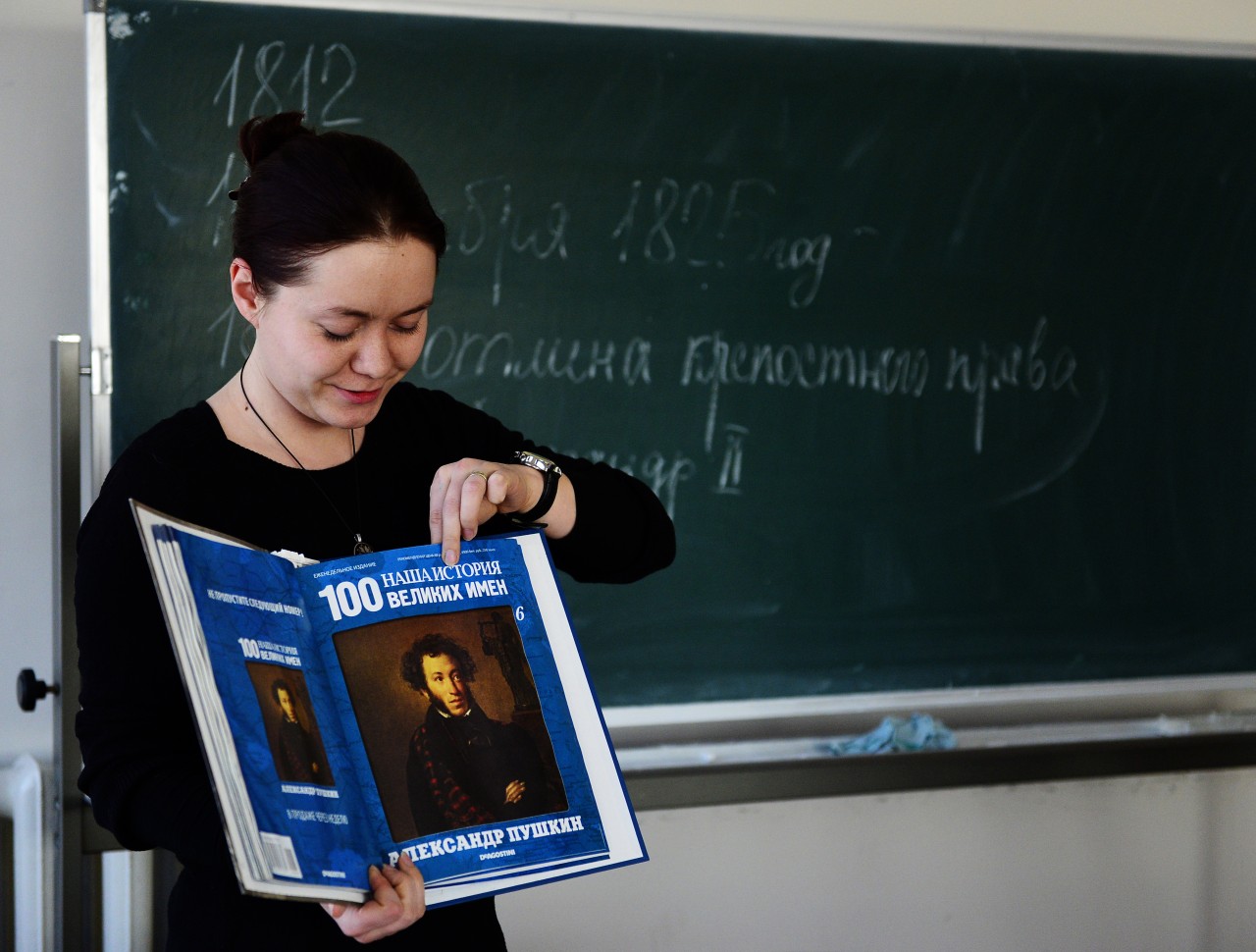 Учитель словесности автор. Учителю литературы. Учитель по русскому языку.