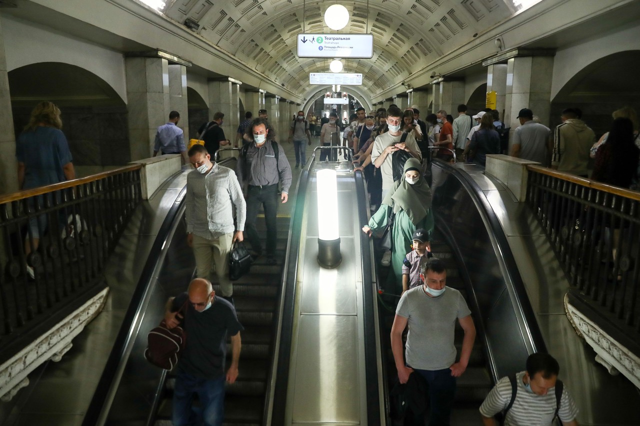 В киеве затапливает метро. Потоп на станции Ясенево. Затопленная станция Ясенево. Станция Ясенево затопило. В Москве затопило станцию метро Ясенево.