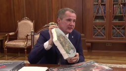 Губернатор Белгородской области передал Путину картину на обломке крышки ракеты ПВО 