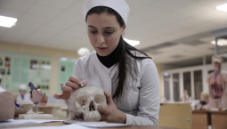 Закон об отработке для бюджетников-медиков подписан в России