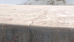 Трещинами покрылся бетон на пляже Хрустальный