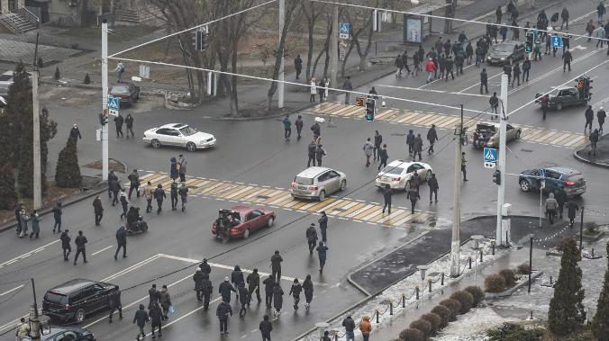 В Павлодаре начались столкновения протестующих с полицией