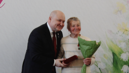 Губернатор Севастополя Михаил Развожаев вручил награды 85 женщинам