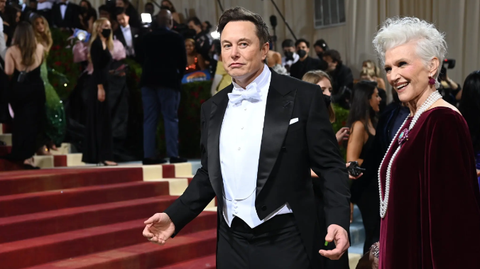 Илон Маск пришел на бал Met Gala с мамой
