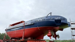 Спущен на воду уникальный ледокольный буксир