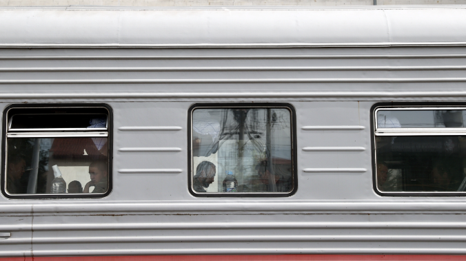 Задерживается 12 поездов, следующих в Крым и из него