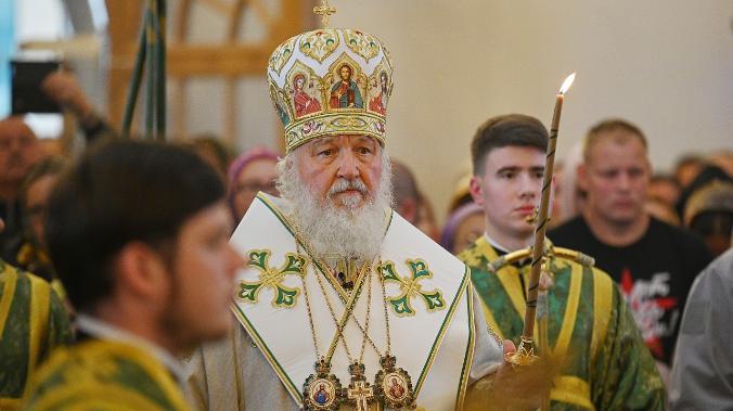 Патриарх Кирилл призвал паству покупать свечи фабрики 