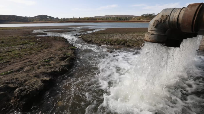 В Крыму начали сливать воду из водохранилищ в море