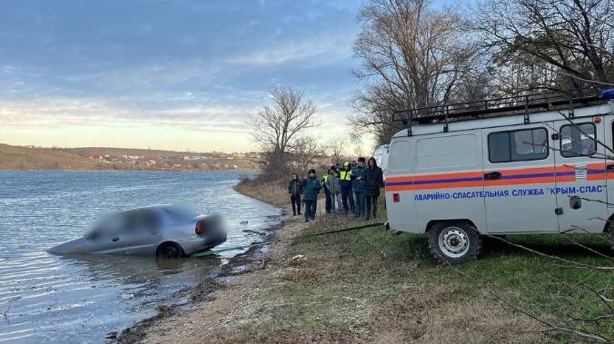 В Крыму машина съехала в воду: погибли два человека