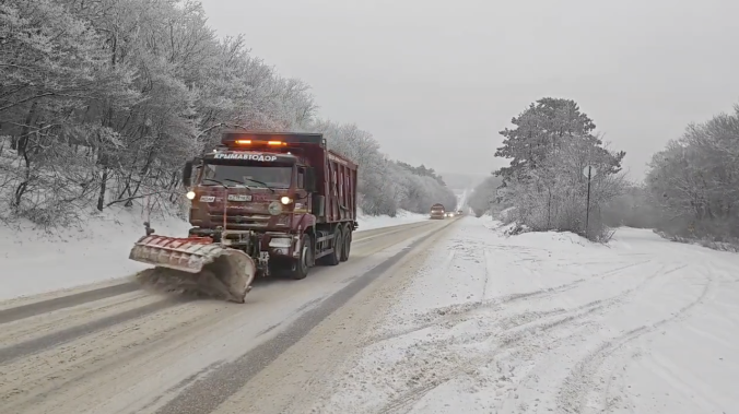 88 единиц техники очищают дороги Крыма от снега