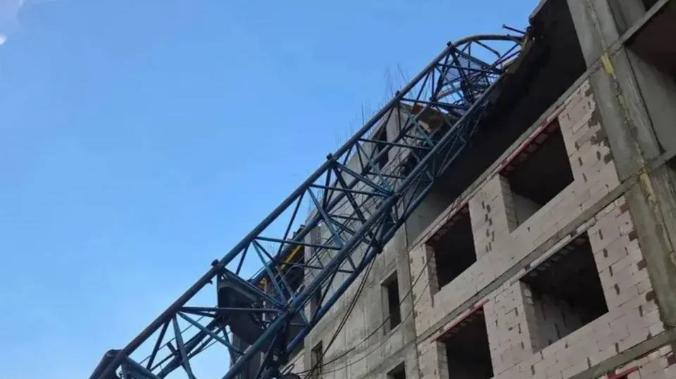 В Евпатории упал башенный кран с крановщицей 