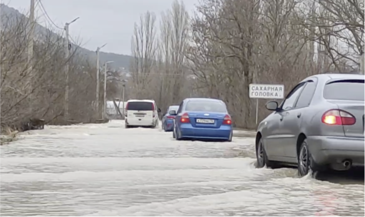 Под водой дорога и поля: подтоплен посёлок Сахарная головка ::Первый  Севастопольский