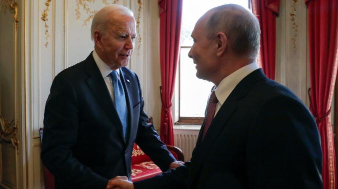 Politicо: Белый дом пытается не допустить встречи Байдена и Путина на G20