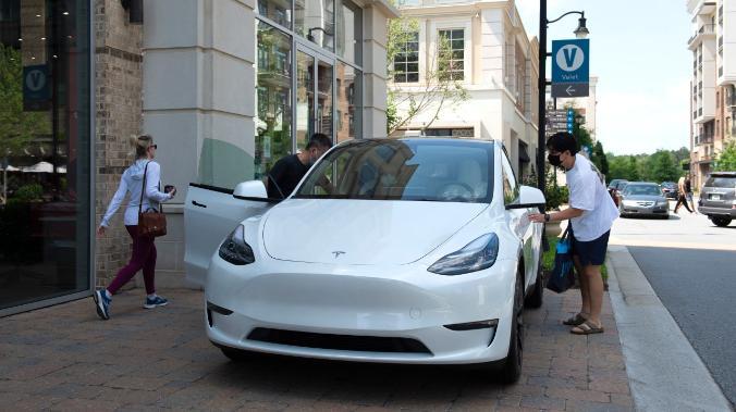 Чистая прибыль Tesla впервые превысила $1 млрд