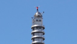 Скалолаз взобрался на небоскрёб Тайваня без страховки