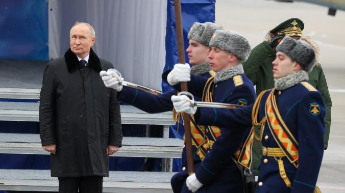 Владимир Путин вручил госнаграды бойцам ВКС
