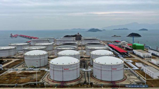 Китай впервые начал продавать нефть из стратегических резервов