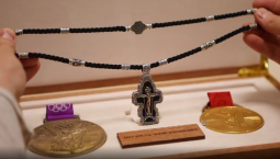 Олимпийский чемпион решил переплавить золотые медали в нательный крест для отца
