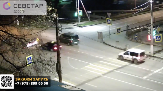В Севастополе такси упало в дорожную яму