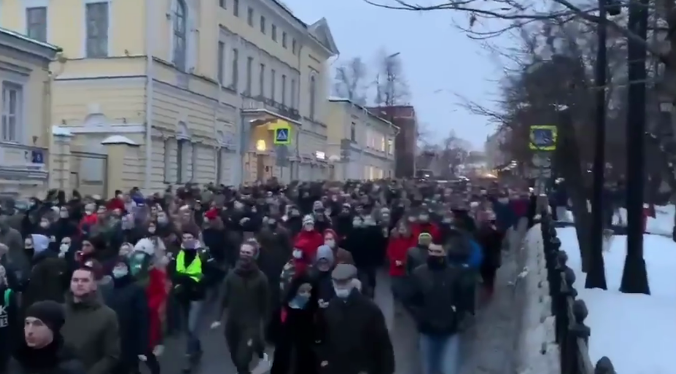 Колонна протестующих выдвинулась за Навальным к “Матросской тишине” 