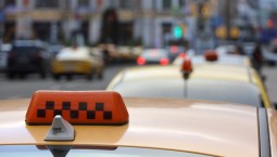 «Госуслуги» помогут проверить легальность такси