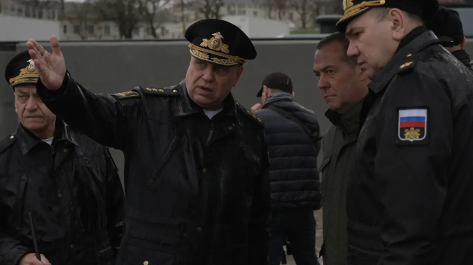 Медведев обсудил защиту Черноморского побережья