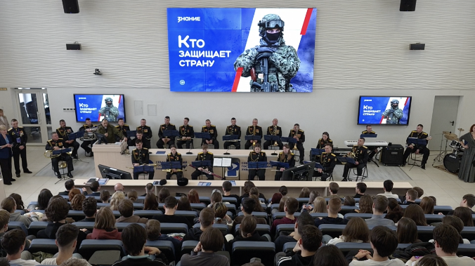 Участники спецоперации рассказали студентам о воинском долге