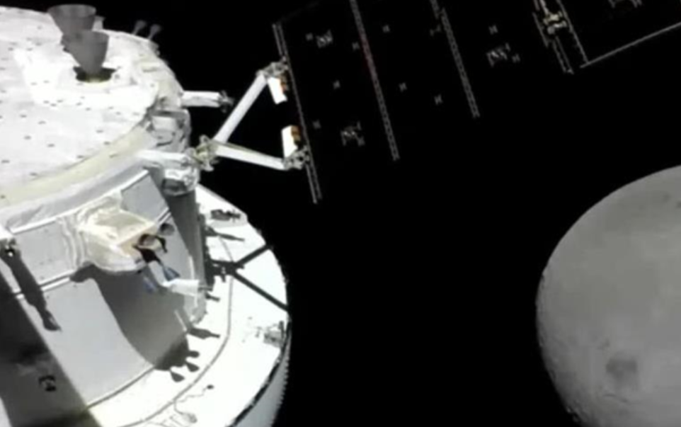 Кто первый облетел луну. Орион космический корабль. Земля и Луна на снимке с корабля Орион.. Насса в 21ноября 2008 Скорпион.
