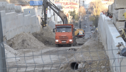 Новые подпорные стены видны на улице Адмирала Октябрьского 