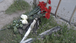 Севастопольцы несут цветы к месту гибели мужчины при атаке БПЛА