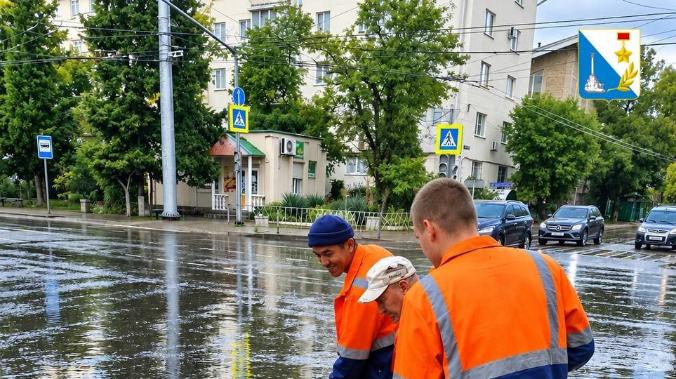 В Севастополе ликвидируют последствия дождя и ветра