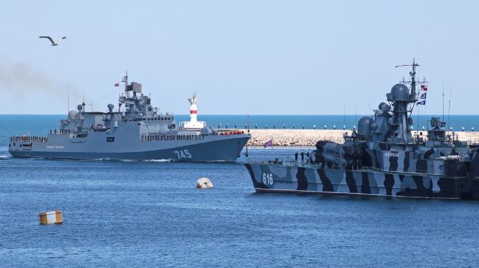 Черноморский флот проводит учения на внешнем рейде Севастополя