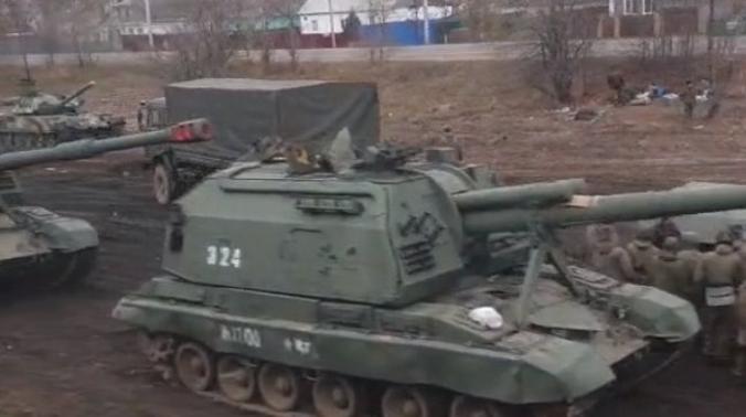 СМИ опубликовали кадры перемещения российской техники к украинской границе