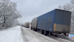 Из-за непогоды грузовики застряли у Верхнесадового 