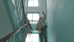 На улице Хрусталёва, 19 жильцы недовольны ремонтом подъезда