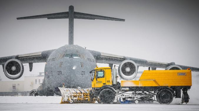 Лондон отправил в Киев три транспортных самолета с военными грузами 