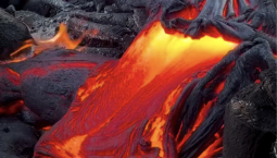 На острове во Франции продолжает извергаться вулкан 