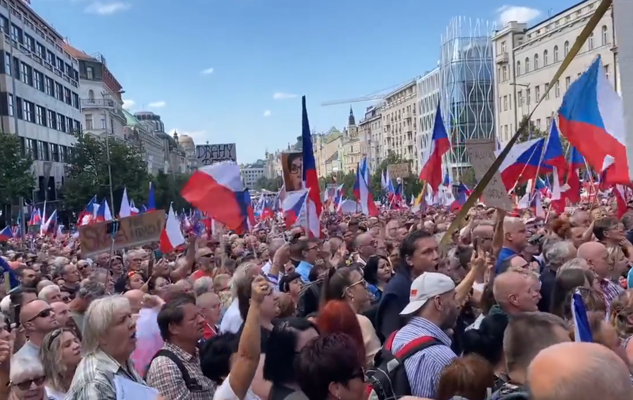 Митинг. Чехия люди. Чехия митинг за Россию. Митинг в Праге.