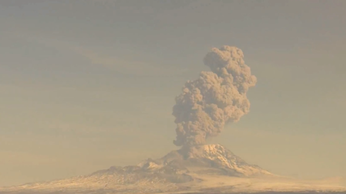 Вулкан на Камчатке выбросил столб пепла на 7 000 м