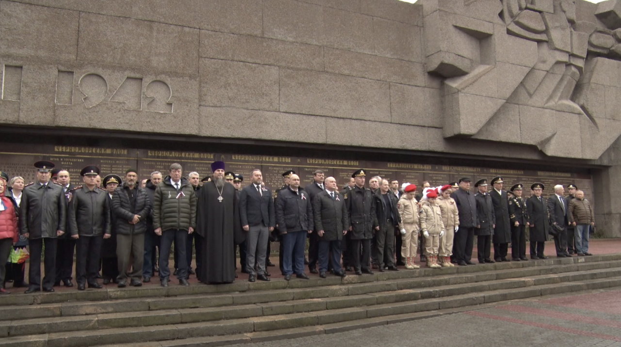 Салют в севастополе 9 мая 2024. Вечный огонь Севастополь. Севастополь в 1941 году. 9 Мая 2014 Севастополь. Возложение цветов к Вечному огню на 9 мая.