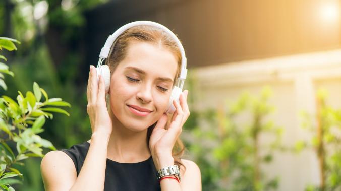 Прослушивание музыки может снять стресс и облегчить симптомы болезней